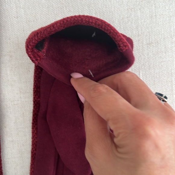Knit red UGG gloves. - Picture 3 of 3